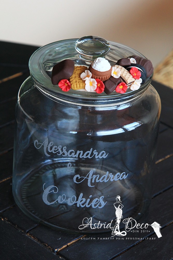 Borcan -Cookie Jar- gravat manual - Cookies si cu decoratiuni din lut polimeric 