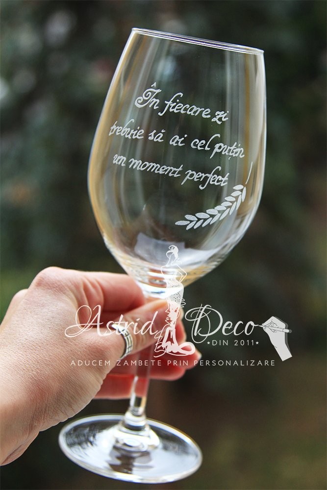 Pahar vin - gravat manual - Moment perfect