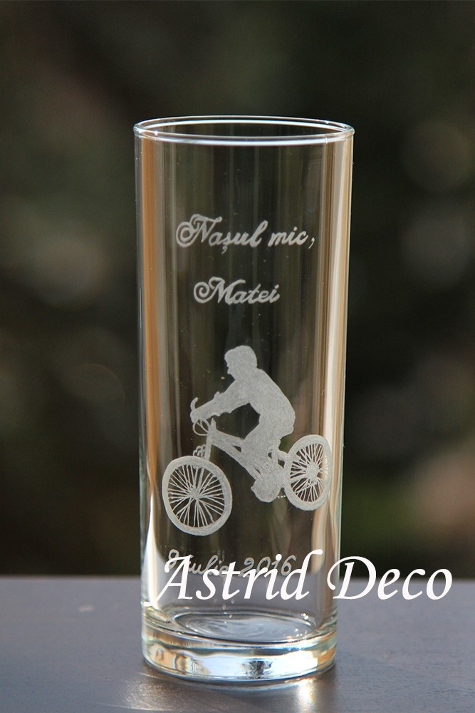 Pahar apa gravat manual- Baiat pe bicicleta